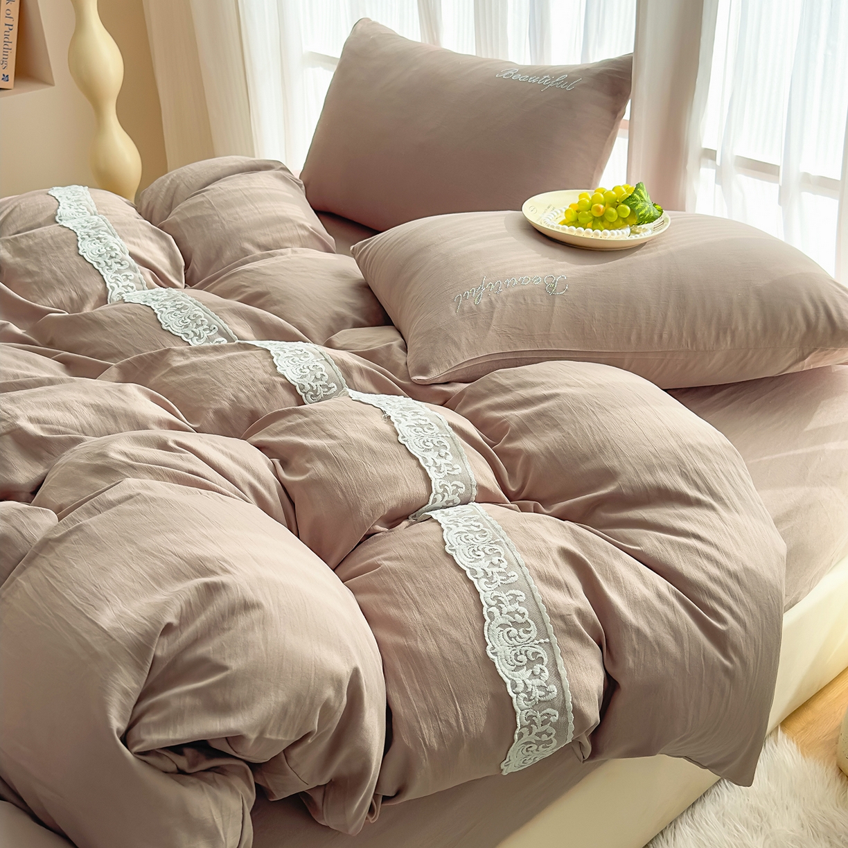 91家纺网 家纺一手货源 找家纺 灿哈 2025新款烫钻蕾丝花边水洗棉四件套 卡其咖