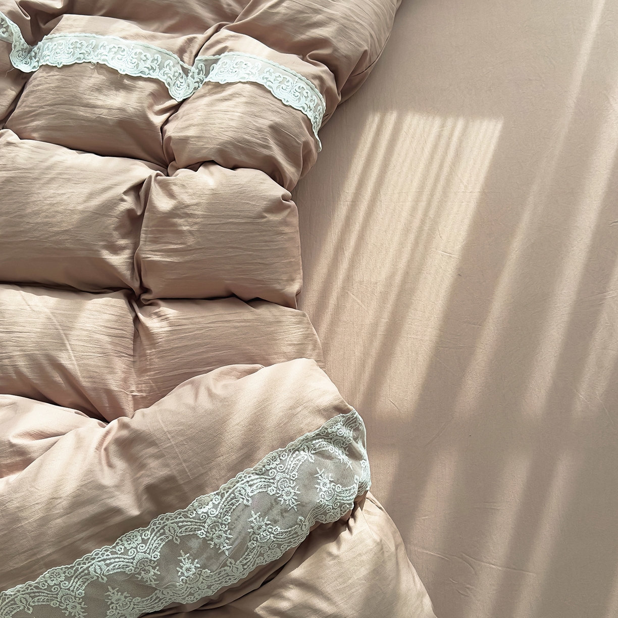 91家纺网 家纺一手货源 找家纺 灿哈 2025新款烫钻蕾丝花边水洗棉四件套 卡其咖