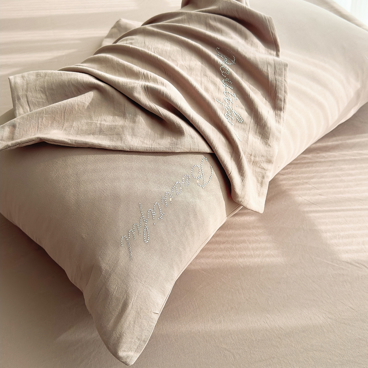 91家纺网 家纺一手货源 找家纺 灿哈 2025新款烫钻蕾丝花边水洗棉四件套 卡其咖