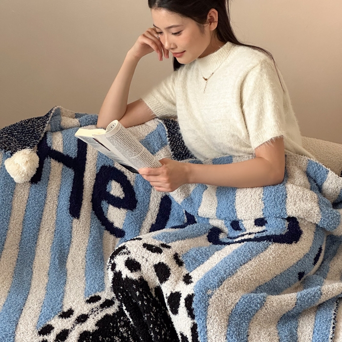 91家纺网 家纺一手货源 找家纺 Sweet dreams甜梦 2025新款轻奢高端毛球款半边绒针织毛毯 气质狗狗