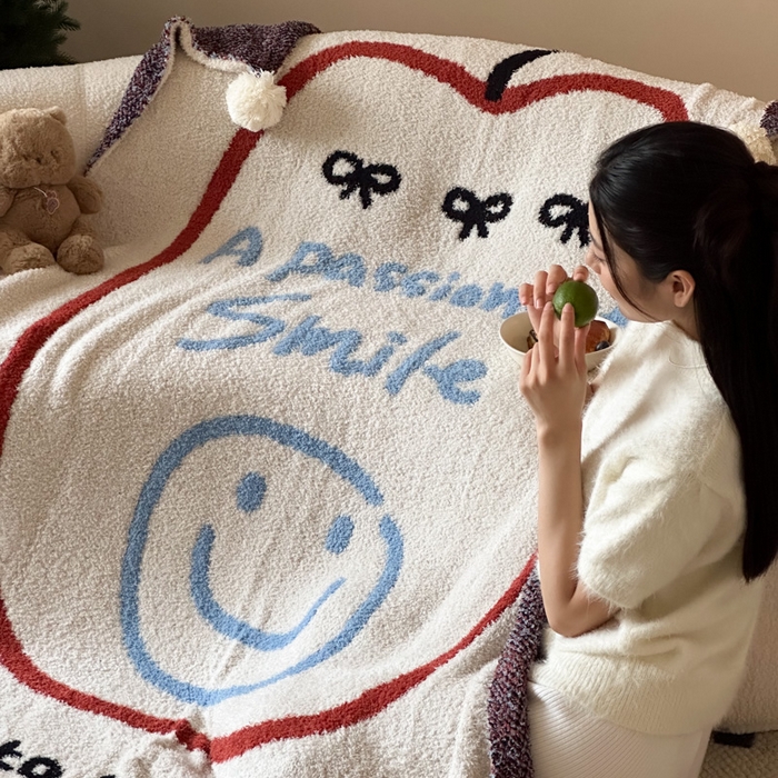 91家纺网 家纺一手货源 找家纺 Sweet dreams甜梦 2025新款轻奢高端毛球款半边绒针织毛毯 苹果笑脸