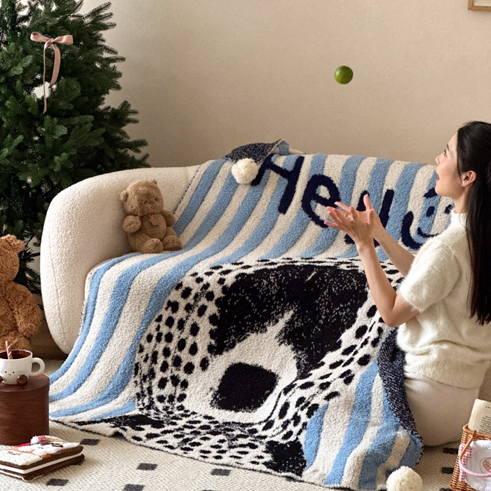 91家纺网 家纺一手货源 找家纺 Sweet dreams甜梦 2025新款轻奢高端毛球款半边绒针织毛毯 气质狗狗