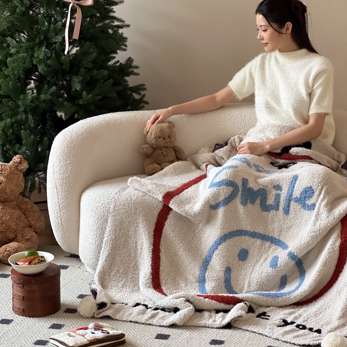 91家纺网 家纺一手货源 找家纺 Sweet dreams甜梦 2025新款轻奢高端毛球款半边绒针织毛毯 苹果笑脸