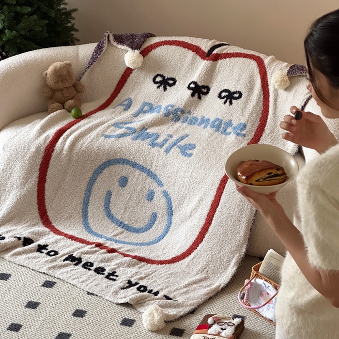 91家纺网 家纺一手货源 找家纺 Sweet dreams甜梦 2025新款轻奢高端毛球款半边绒针织毛毯 苹果笑脸