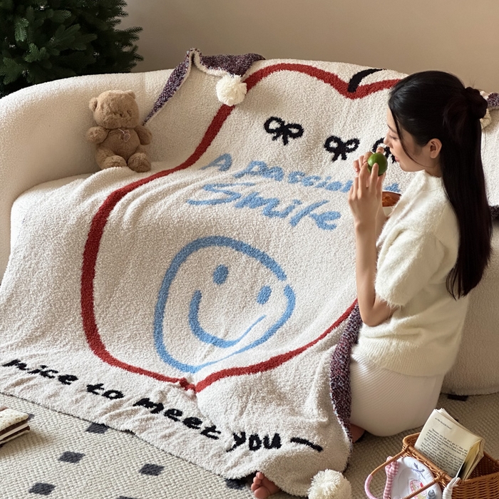 91家纺网 家纺一手货源 找家纺 Sweet dreams甜梦 2025新款轻奢高端毛球款半边绒针织毛毯 苹果笑脸