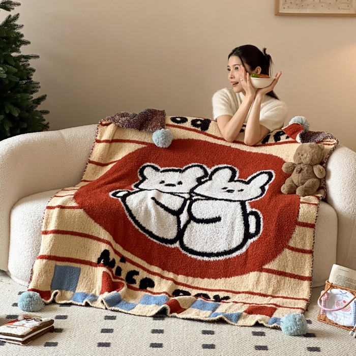 91家纺网 家纺一手货源 找家纺 Sweet dreams甜梦 2025新款轻奢高端毛球款半边绒针织毛毯 抱抱熊