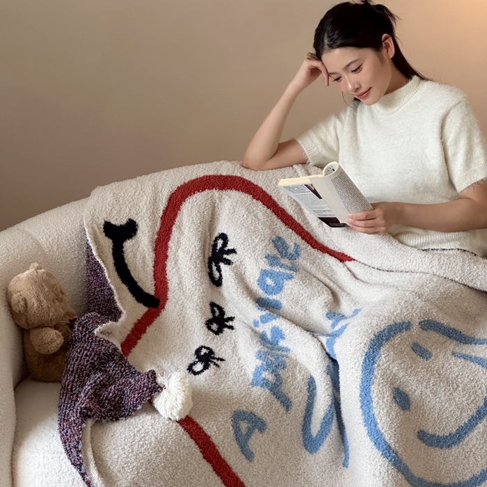 91家纺网 家纺一手货源 找家纺 Sweet dreams甜梦 2025新款轻奢高端毛球款半边绒针织毛毯 苹果笑脸