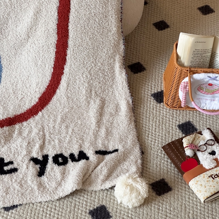 91家纺网 家纺一手货源 找家纺 Sweet dreams甜梦 2025新款轻奢高端毛球款半边绒针织毛毯 苹果笑脸