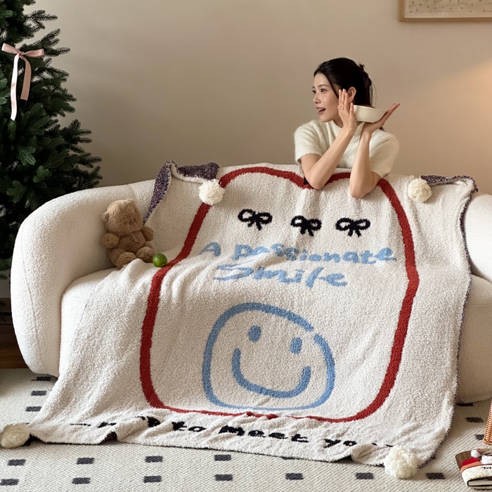 91家纺网 家纺一手货源 找家纺 Sweet dreams甜梦 2025新款轻奢高端毛球款半边绒针织毛毯 苹果笑脸
