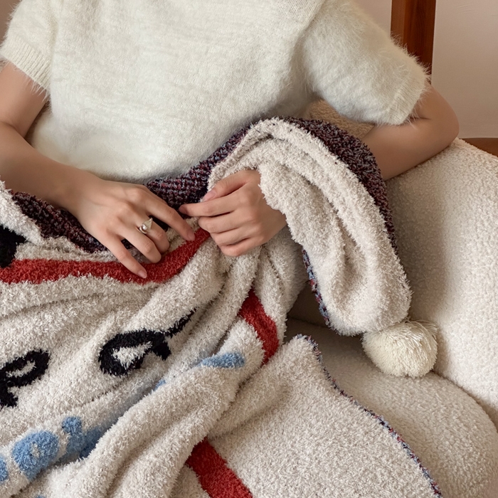 91家纺网 家纺一手货源 找家纺 Sweet dreams甜梦 2025新款轻奢高端毛球款半边绒针织毛毯 苹果笑脸