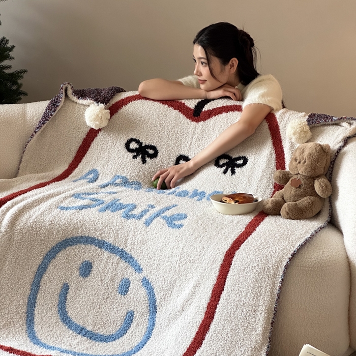 91家纺网 家纺一手货源 找家纺 Sweet dreams甜梦 2025新款轻奢高端毛球款半边绒针织毛毯 苹果笑脸