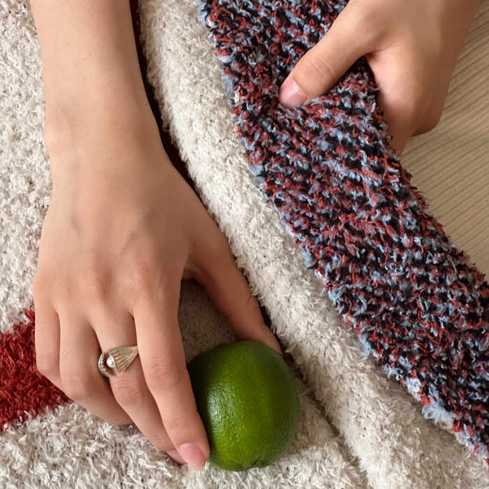 91家纺网 家纺一手货源 找家纺 Sweet dreams甜梦 2025新款轻奢高端毛球款半边绒针织毛毯 苹果笑脸