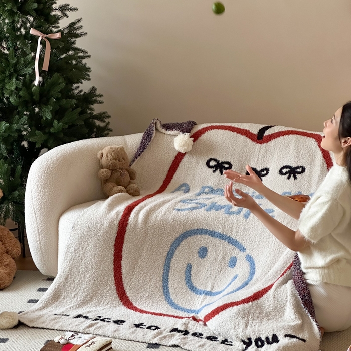 91家纺网 家纺一手货源 找家纺 Sweet dreams甜梦 2025新款轻奢高端毛球款半边绒针织毛毯 苹果笑脸