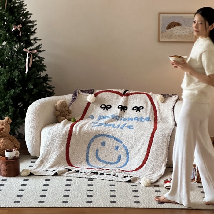 91家纺网 家纺一手货源 找家纺 Sweet dreams甜梦 2025新款轻奢高端毛球款半边绒针织毛毯 苹果笑脸