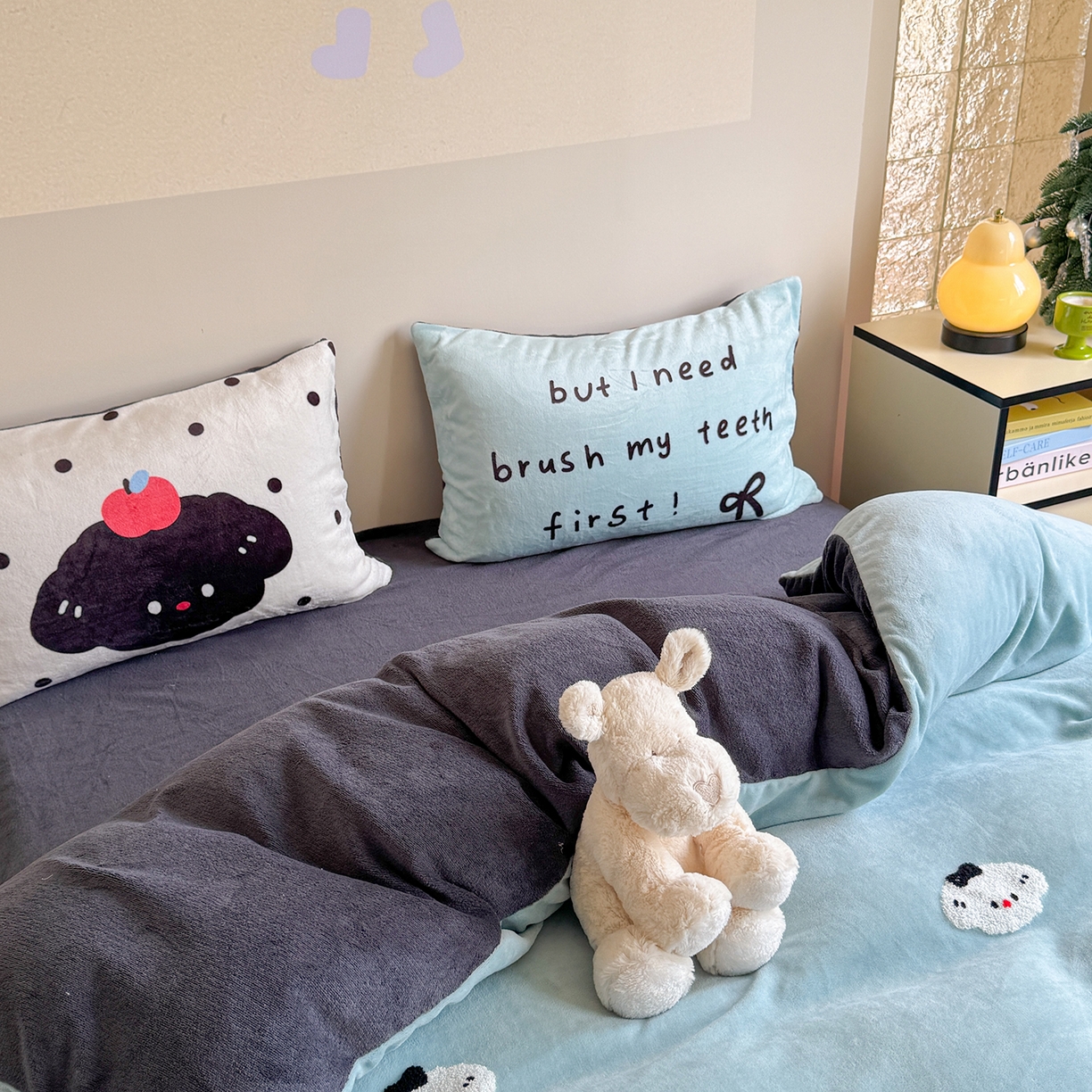 91家纺网 家纺一手货源 找家纺 美乐迪家纺 2025新款牛奶绒卡通绣花四件套 狗狗物语