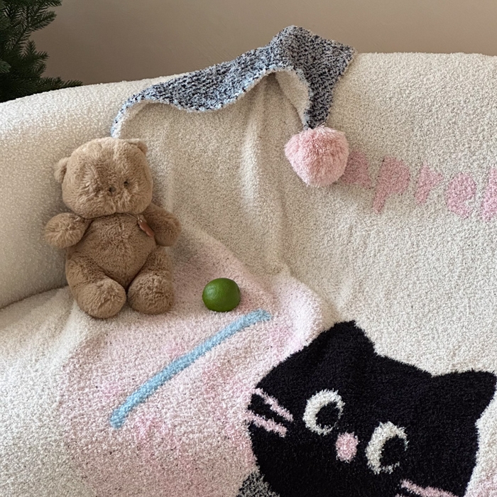 91家纺网 家纺一手货源 找家纺 Sweet dreams甜梦 2025新款轻奢高端毛球款半边绒针织毛毯 黑猫的梦想