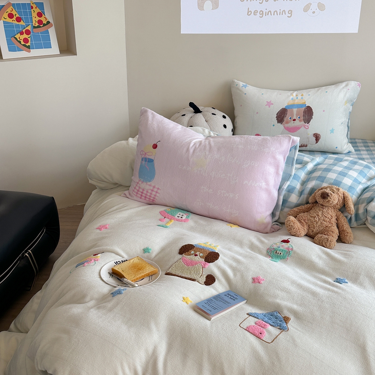 91家纺网 家纺一手货源 找家纺 美乐迪家纺 2025新款牛奶绒卡通绣花四件套 小狗的世界