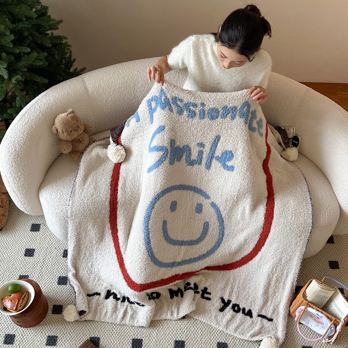 91家纺网 家纺一手货源 找家纺 Sweet dreams甜梦 2025新款轻奢高端毛球款半边绒针织毛毯 苹果笑脸