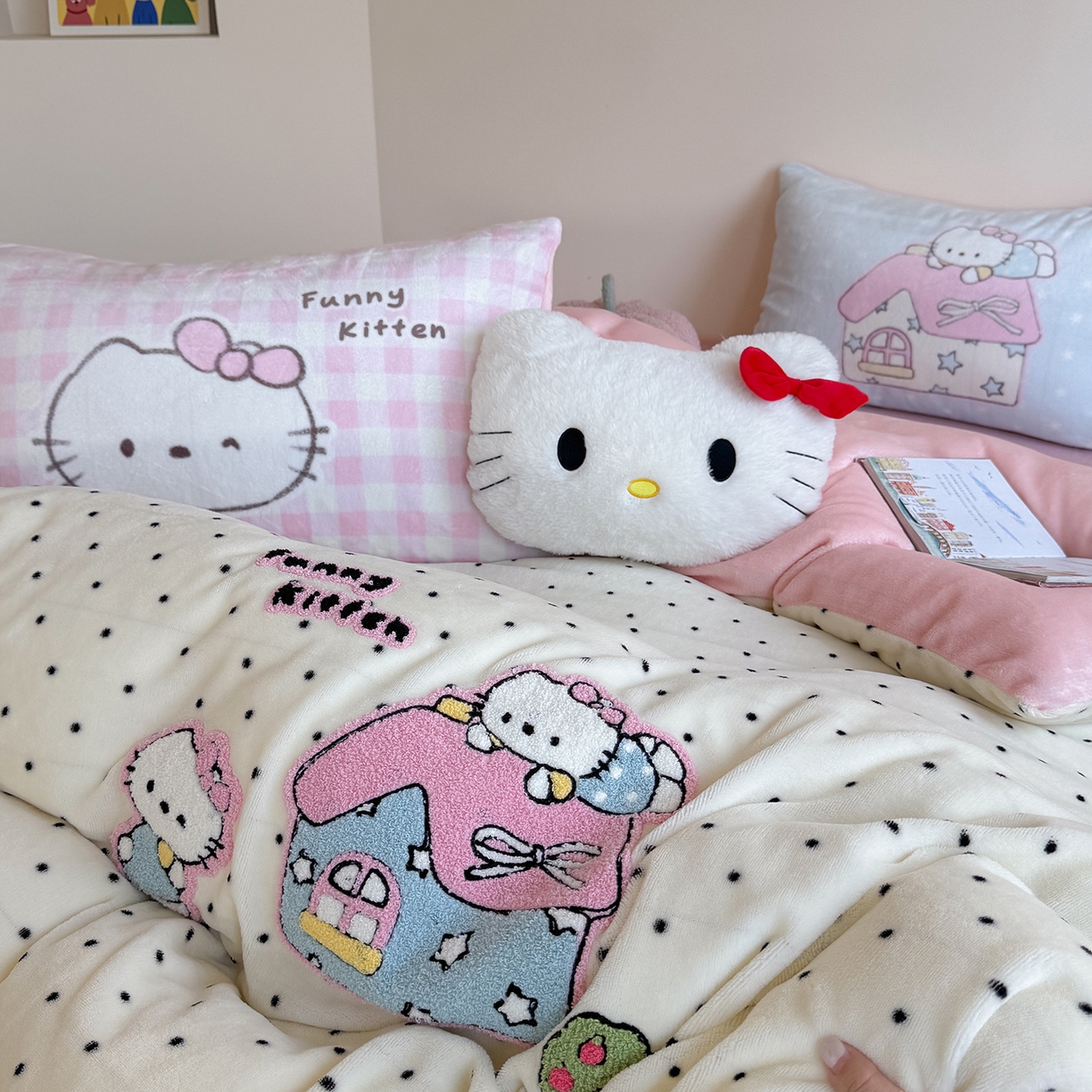 91家纺网 家纺一手货源 找家纺 美乐迪家纺 2025新款牛奶绒卡通绣花四件套 猫咪小屋