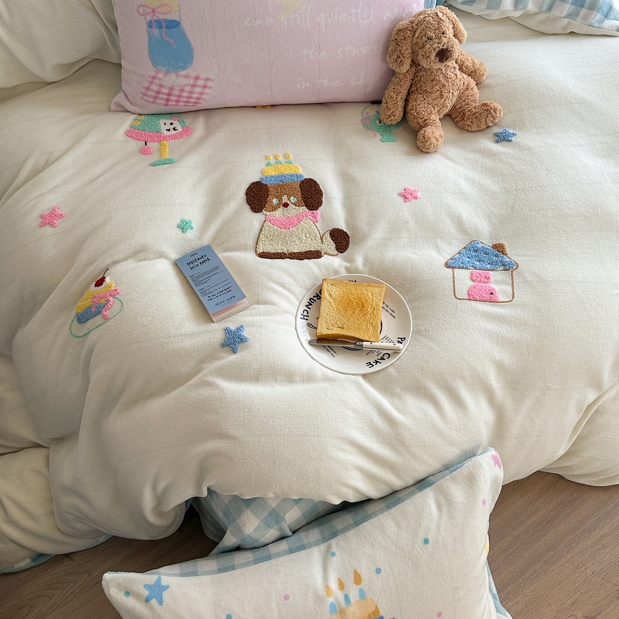 91家纺网 家纺一手货源 找家纺 美乐迪家纺 2025新款牛奶绒卡通绣花四件套 小狗的世界