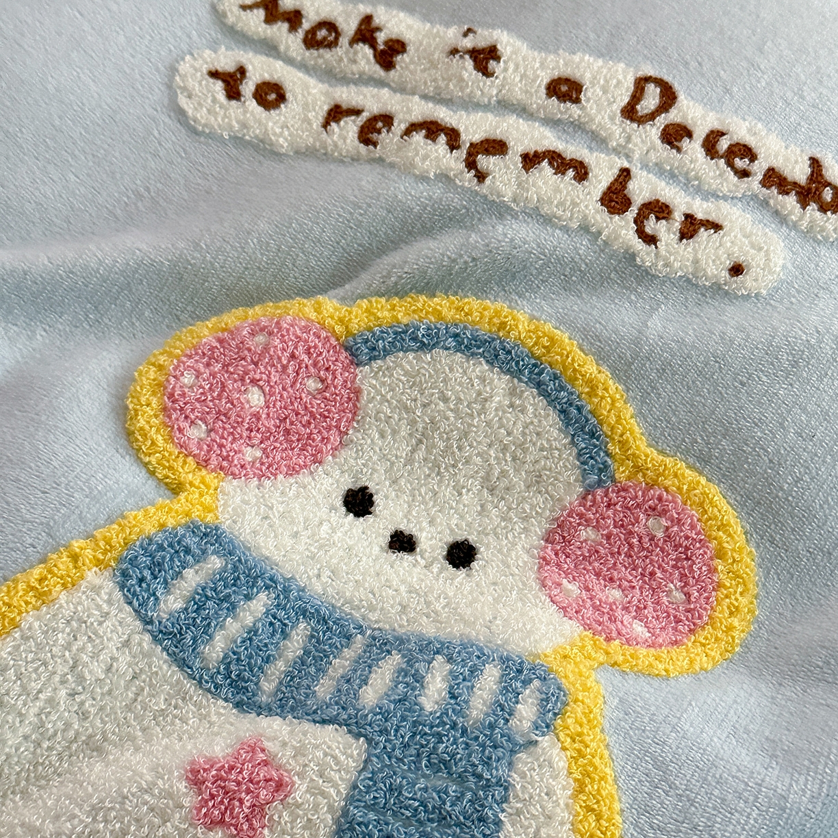 91家纺网 家纺一手货源 找家纺 美乐迪家纺 2025新款牛奶绒卡通绣花四件套 雪人童话