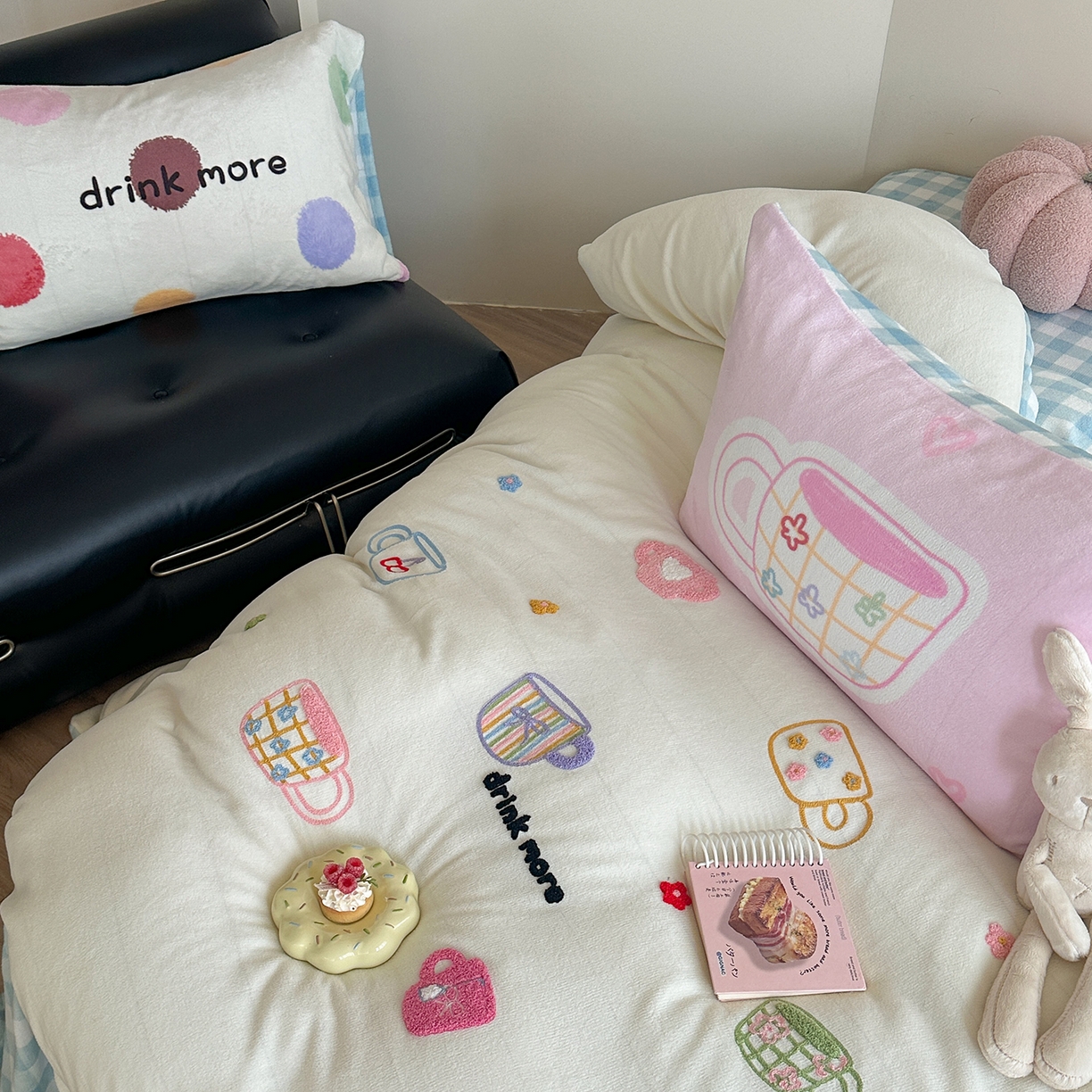 91家纺网 家纺一手货源 找家纺 美乐迪家纺 2025新款牛奶绒卡通绣花四件套 彩点杯语