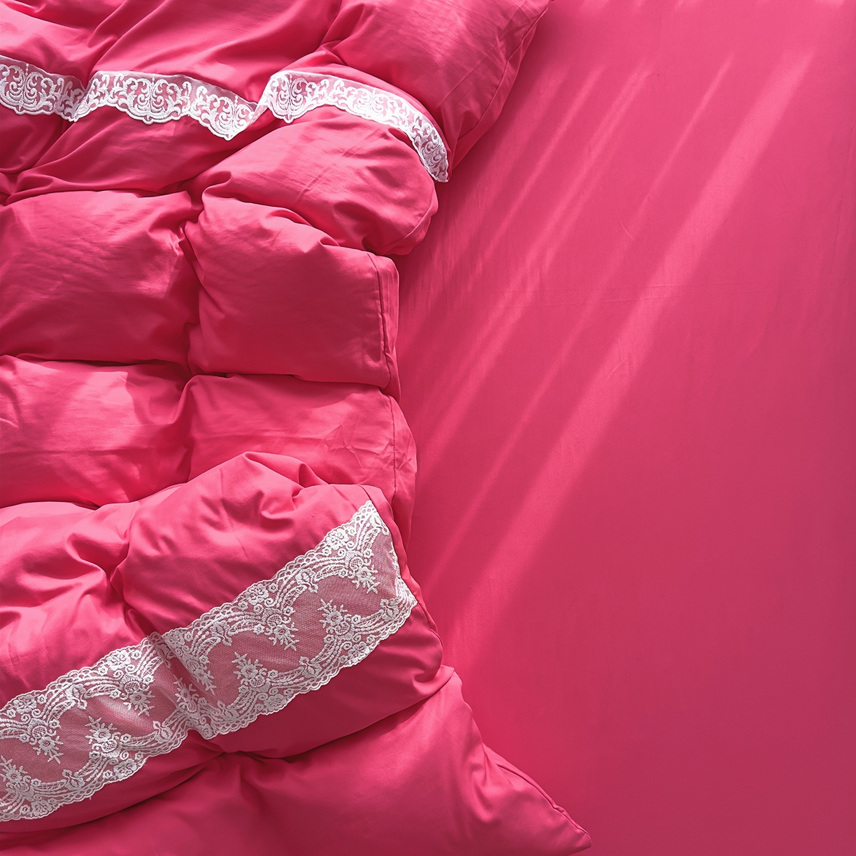 91家纺网 家纺一手货源 找家纺 灿哈 2025新款烫钻蕾丝花边水洗棉四件套 玫瑰红