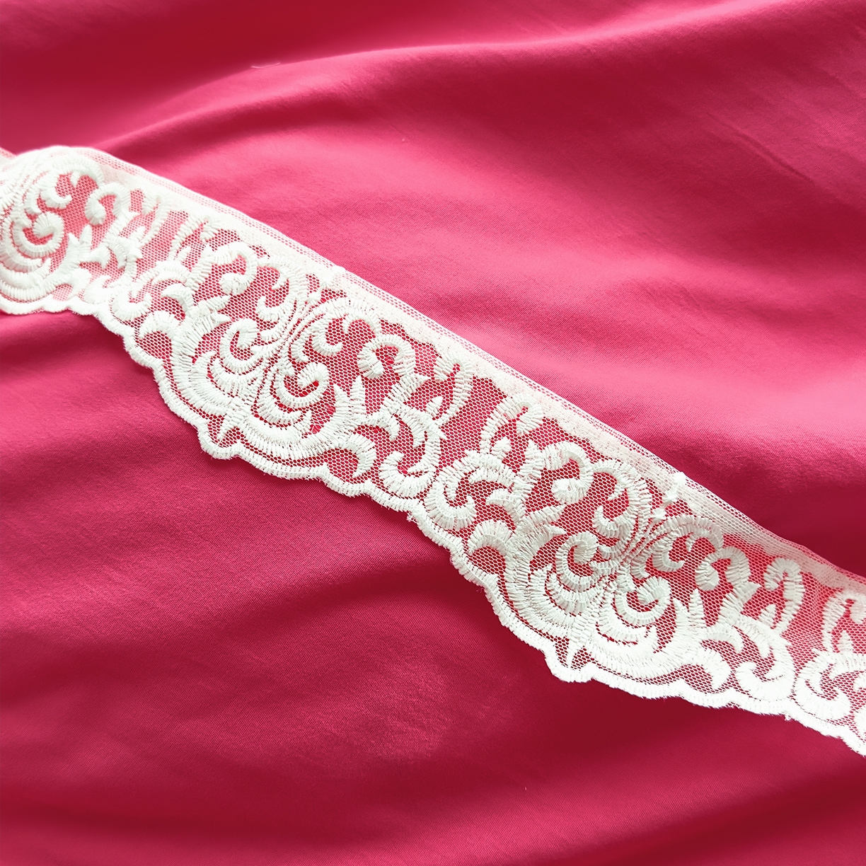 91家纺网 家纺一手货源 找家纺 灿哈 2025新款烫钻蕾丝花边水洗棉四件套 玫瑰红