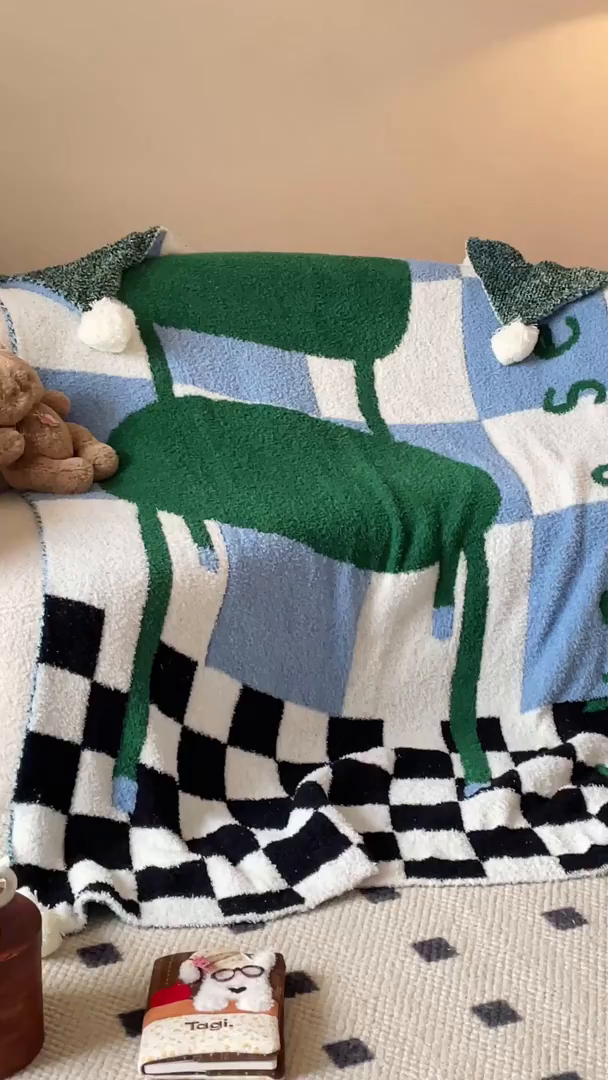 91家纺网 家纺一手货源 找家纺 Sweet dreams甜梦 2025新款轻奢高端毛球款半边绒针织毛毯 绿格子椅子