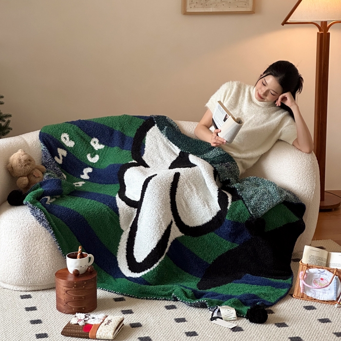 91家纺网 家纺一手货源 找家纺 Sweet dreams甜梦 2025新款轻奢高端毛球款半边绒针织毛毯 条纹花朵