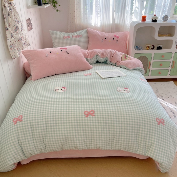 91家纺网 家纺一手货源 找家纺 （总）顾里家纺 2025新款格子猫咪毛巾绣牛奶绒套件