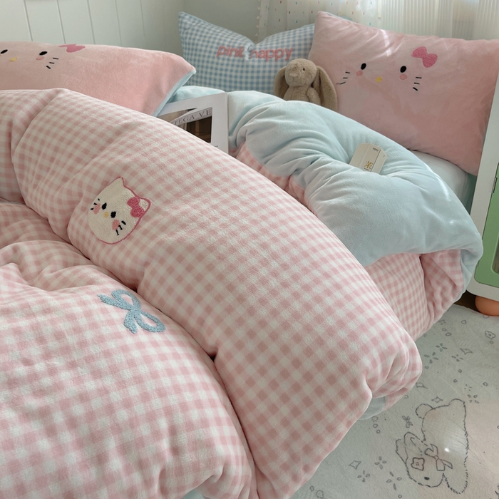 91家纺网 家纺一手货源 找家纺 顾里家纺 2025新款格子猫咪毛巾绣牛奶绒套件 粉格猫咪