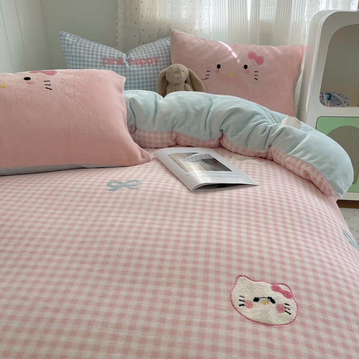 91家纺网 家纺一手货源 找家纺 顾里家纺 2025新款格子猫咪毛巾绣牛奶绒套件 粉格猫咪