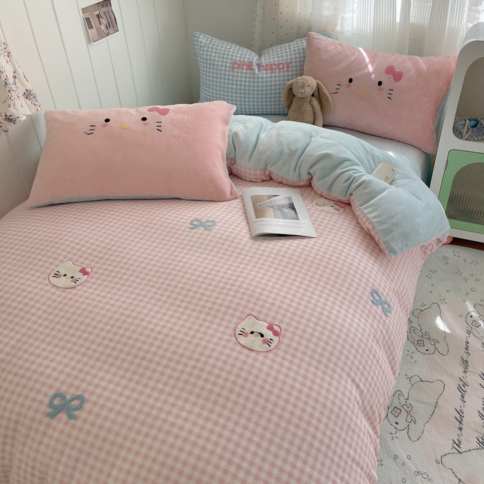 91家纺网 家纺一手货源 找家纺 顾里家纺 2025新款格子猫咪毛巾绣牛奶绒套件 粉格猫咪