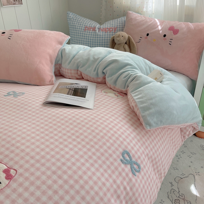 91家纺网 家纺一手货源 找家纺 顾里家纺 2025新款格子猫咪毛巾绣牛奶绒套件 粉格猫咪