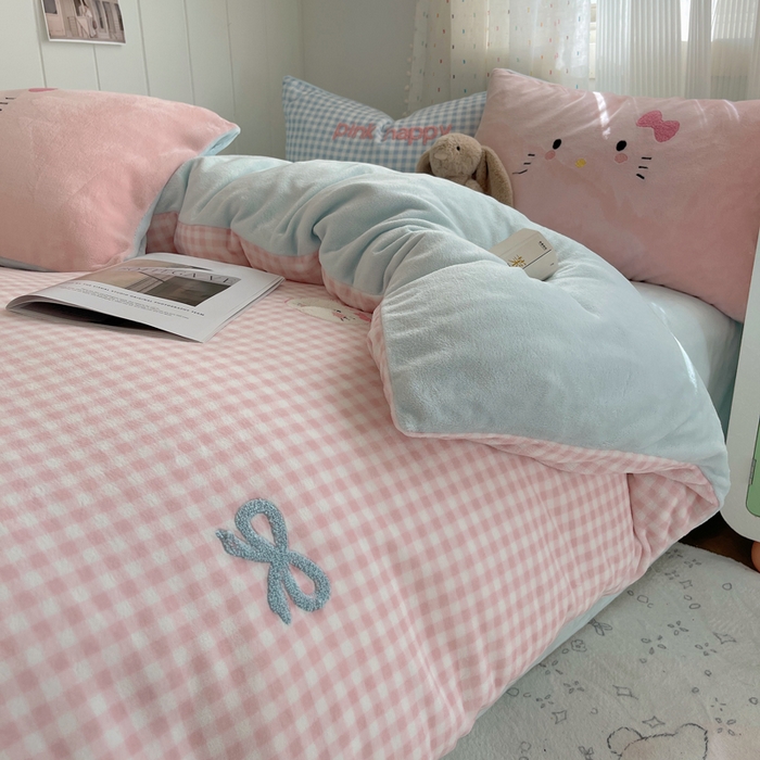 91家纺网 家纺一手货源 找家纺 顾里家纺 2025新款格子猫咪毛巾绣牛奶绒套件 粉格猫咪