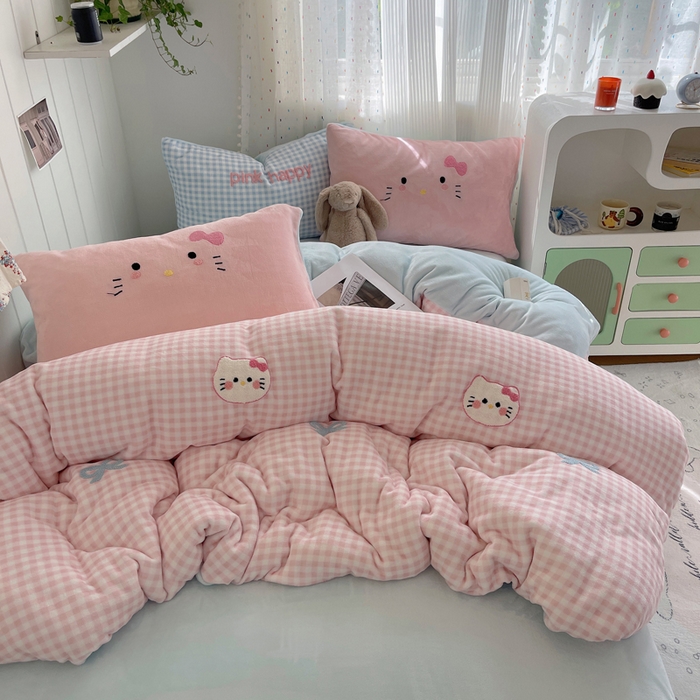 91家纺网 家纺一手货源 找家纺 顾里家纺 2025新款格子猫咪毛巾绣牛奶绒套件 粉格猫咪