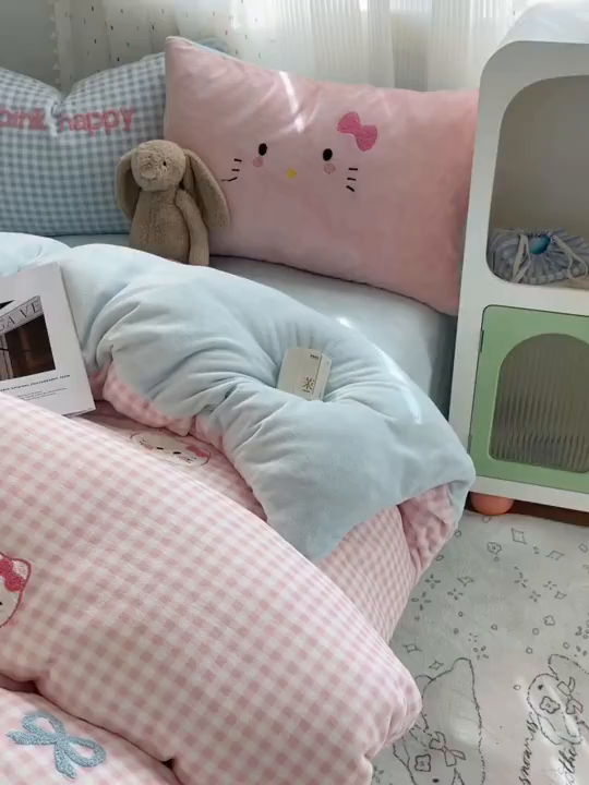 91家纺网 家纺一手货源 找家纺 顾里家纺 2025新款格子猫咪毛巾绣牛奶绒套件 粉格猫咪