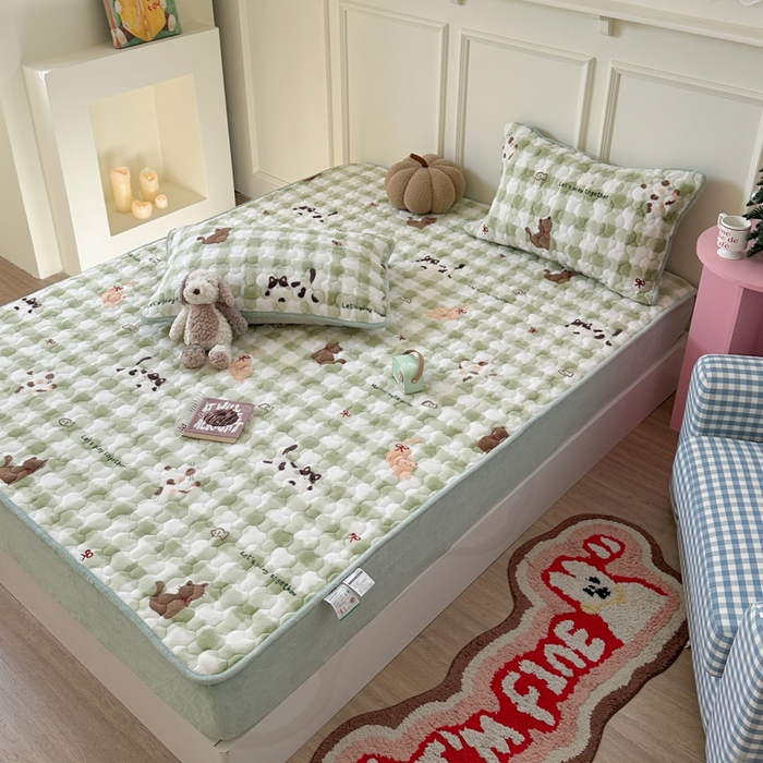 91家纺网 家纺一手货源 找家纺 Sweet dreams甜梦 2025新款高克重牛奶绒印花夹棉床笠 格子猫猫