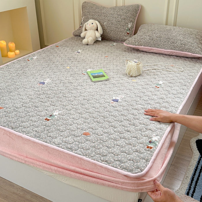 Sweet dreams甜梦 2025新款高克重牛奶绒印花夹棉床笠 碎花小兔