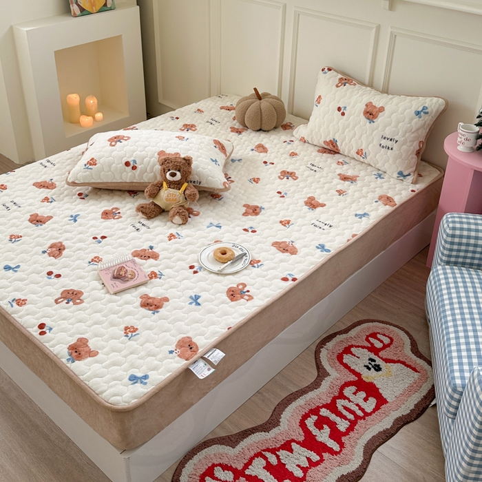 91家纺网 家纺一手货源 找家纺 Sweet dreams甜梦 2025新款高克重牛奶绒印花夹棉床笠 蝴蝶结狗狗