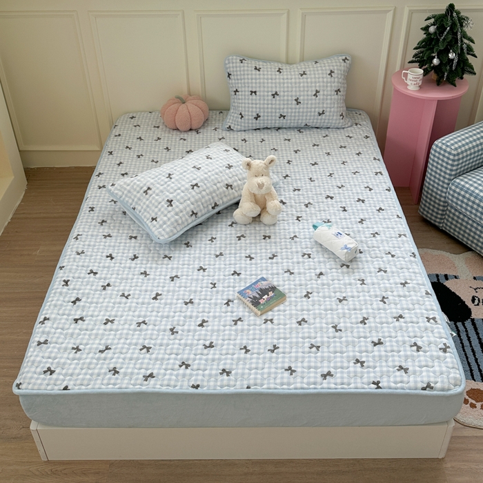 91家纺网 家纺一手货源 找家纺 Sweet dreams甜梦 2025新款高克重牛奶绒印花夹棉床笠 蓝色蝴蝶结