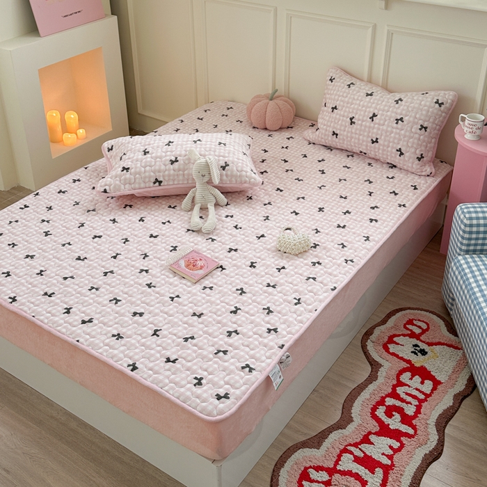 91家纺网 家纺一手货源 找家纺 Sweet dreams甜梦 2025新款高克重牛奶绒印花夹棉床笠 粉色蝴蝶结