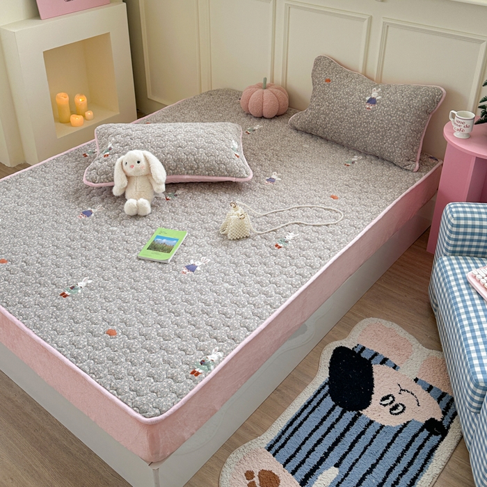 91家纺网 家纺一手货源 找家纺 Sweet dreams甜梦 2025新款高克重牛奶绒印花夹棉床笠 碎花小兔