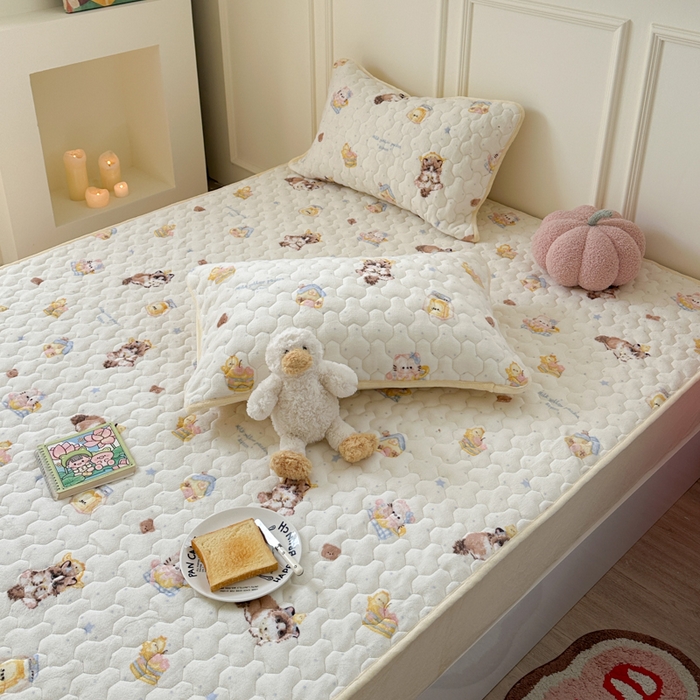 91家纺网 家纺一手货源 找家纺 Sweet dreams甜梦 2025新款高克重牛奶绒印花夹棉床笠 蛋糕猫猫