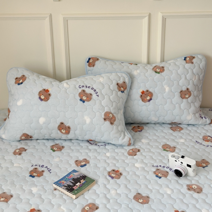 91家纺网 家纺一手货源 找家纺 Sweet dreams甜梦 2025新款高克重牛奶绒印花夹棉床笠 可爱小熊