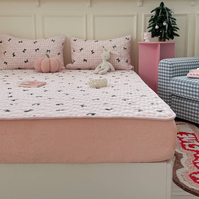 91家纺网 家纺一手货源 找家纺 Sweet dreams甜梦 2025新款高克重牛奶绒印花夹棉床笠 粉色蝴蝶结