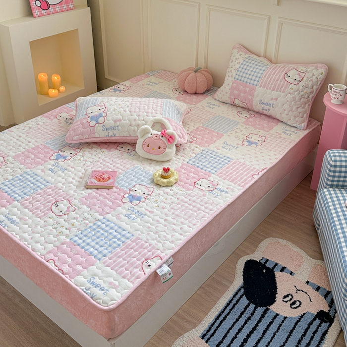 91家纺网 家纺一手货源 找家纺 Sweet dreams甜梦 2025新款高克重牛奶绒印花夹棉床笠 粉色猫猫