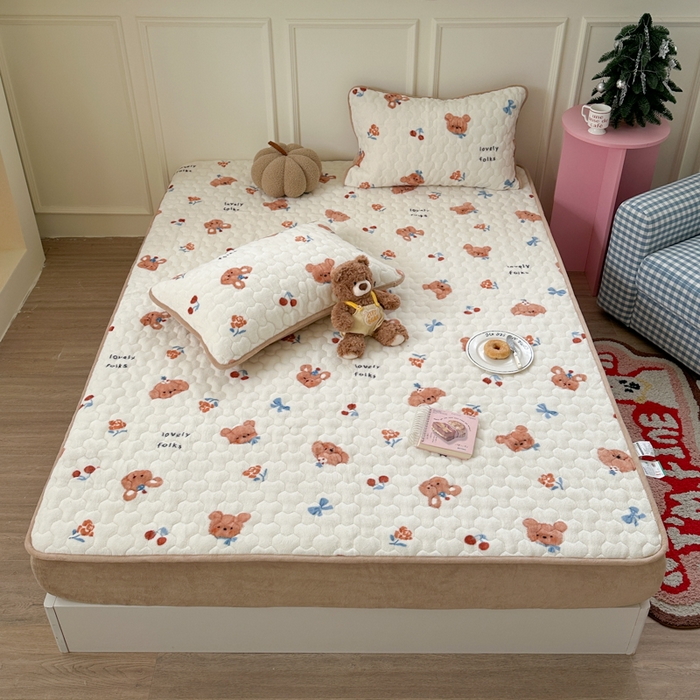 91家纺网 家纺一手货源 找家纺 Sweet dreams甜梦 2025新款高克重牛奶绒印花夹棉床笠 蝴蝶结狗狗