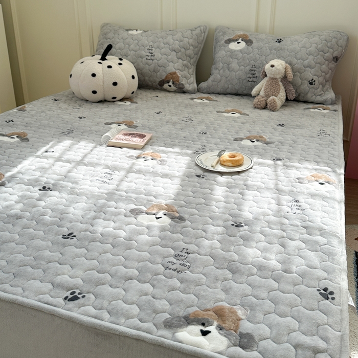 91家纺网 家纺一手货源 找家纺 Sweet dreams甜梦 2025新款高克重牛奶绒印花夹棉床笠 帽子狗狗